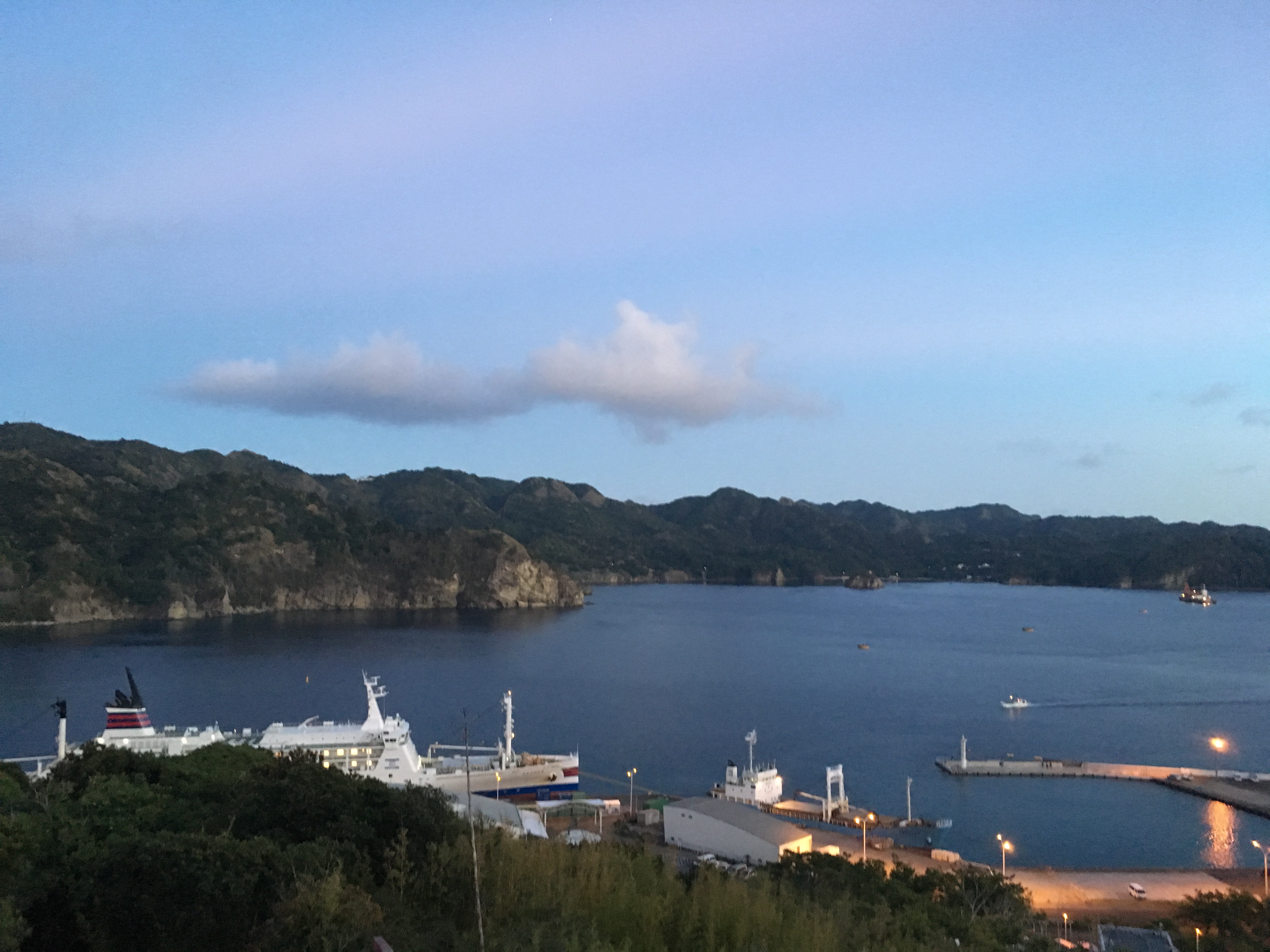 黄昏の父島港